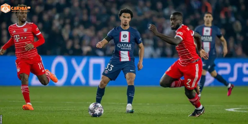 Không khí Parc des Princes trước Paris Saint-Germain vs Bayern Munich